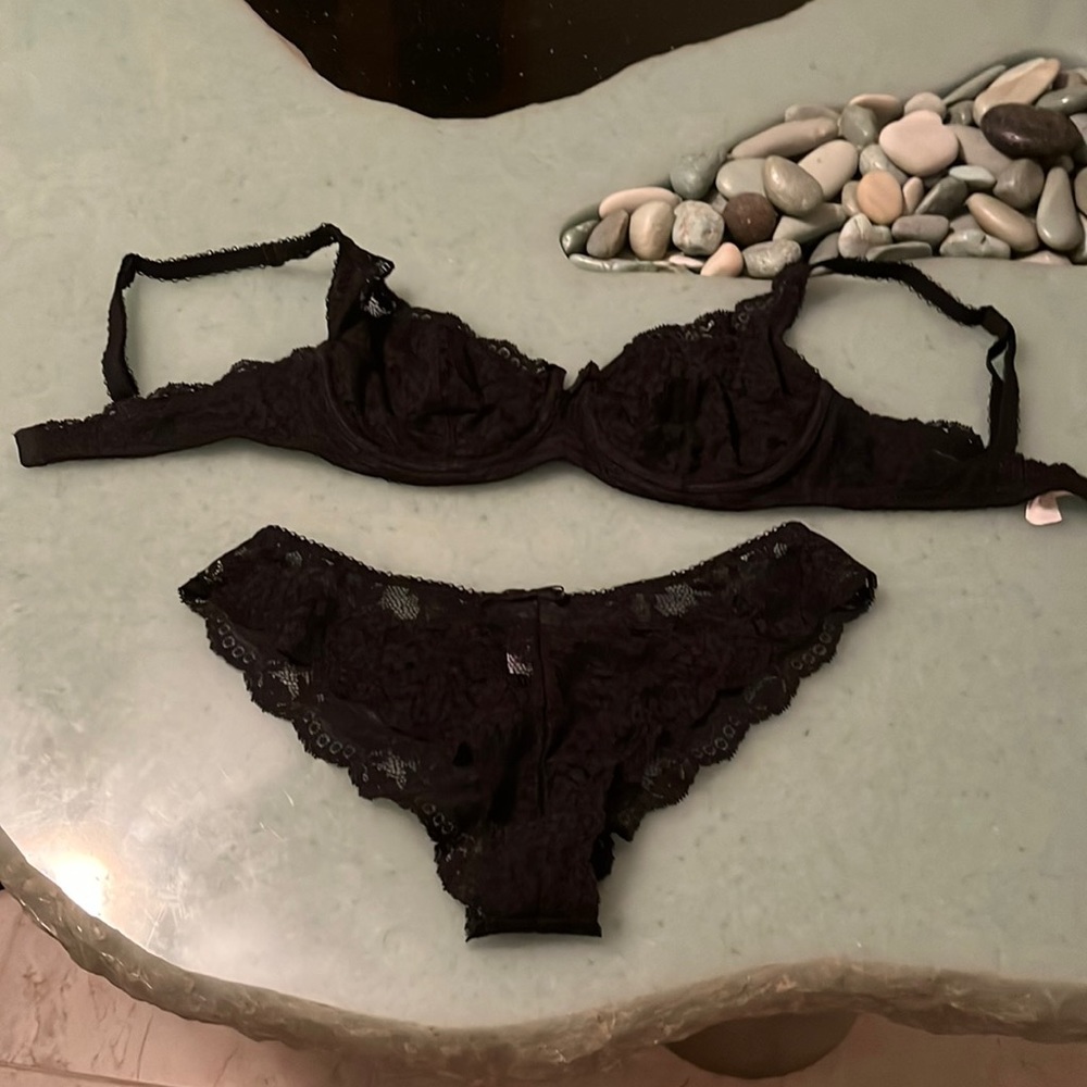 Black Lace Gap matching bra and panties set bra 34D panties size Medium sexy